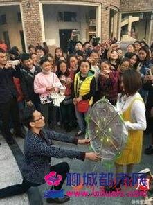 吃瓜路边求婚视频