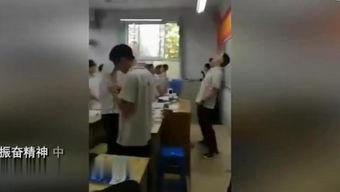 早期学生教室吃瓜,早期学生教室里的悠闲时光