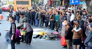 外国男子现场吃瓜,外国男子现场品尝中国瓜果的独特体验